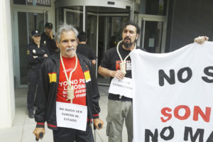 Juan Guilló no está solo. Una concentración ante la Conselleria de Territorio exige a Bonig soluciones.