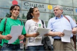 Los miembros de la PAH identificados por la policía insisten en que no actuaron con violencia.